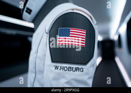 L'astronaute et pilote de la NASA Warren Hoburg se tient à l'intérieur du bras d'accès de l'équipage menant au vaisseau spatial Dragon Endeavour lors d'une répétition de compte à rebours Crew-6 au Kennedy Space Center le 23 février 2023. L'équipage comprend Stephen Bowen, commandant de l'engin spatial ; Sultan Alneyadi, astronaute des eau ; et Andrey Fedyaev, cosmonaute Roscosmos, décollage vers l'ISS à bord du Falcon 9 le 27 février. Banque D'Images