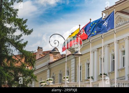 Les drapeaux de l'OTAN, de l'Organisation du Traité de l'Atlantique Nord, de l'Union européenne et de la Lituanie se sont rassemblés lors du sommet de l'OTAN 2023 au centre de Vilnius Banque D'Images