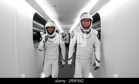 Entrée des astronautes SpaceX Crew-6 de la NASA au Launch Complex 39A. Les astronautes SpaceX Crew-6 de la NASA descendent le bras d'accès de l'équipage vers le vaisseau spatial Dragon Endeavour. De gauche à droite se trouvent Sultan Alneyadi, astronaute et spécialiste de mission des Émirats arabes Unis; et Andrei Fedyaev, cosmonaute et spécialiste de mission de Roscosmos. En compagnie de Stephen Bowen, commandant de vaisseau spatial, et de Warren Woody, pilote, Hoburg, ils se lanceront à bord de la Station spatiale internationale à bord de l'équipage Dragon Endeavour sur un Falcon SpaceX 9. Le lancement était prévu pour 1 h 45 Est le 27 février à partir du complexe de lancement 39A, mais était sc Banque D'Images