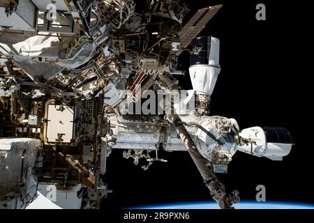 . Iss069e018608 (9 juin 2023) - deux Dragon SpaceX sont photographiés amarrés au module harmonie de la Station spatiale internationale dans cette photo prise à partir de l'appareil photo de l'astronaute de la NASA Woody Hoburg pendant une sortie de six heures et trois minutes. En haut, se trouve le véhicule cargo Dragon qui s'est amarré au port de 6 juin, qui fait face à l'espace, avec plus de 7 000 livres d'expériences scientifiques, de fournitures d'équipage et de matériel de station. À droite, se trouve le véhicule d'équipage Dragon qui a amarré au port avant d'Harmony sur 3 mars, transportant quatre membres d'équipage SpaceX Crew-6. Banque D'Images