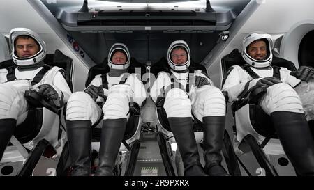 Entrée des astronautes SpaceX Crew-6 de la NASA au Launch Complex 39A. Les astronautes SpaceX Crew-6 de la NASA sont fixés dans leurs sièges à l'intérieur du vaisseau spatial Dragon Endeavour. Andrei Fedyaev, cosmonaute et spécialiste de mission de Roscosmos, l’astronaute de la NASA Warren « Woody » Hoburg, pilote, l’astronaute de la NASA Stephen Bowen, commandant de l’engin spatial, et Sultan Alneyadi, astronaute et spécialiste de mission des Émirats arabes Unis. Les astronautes de l'équipage 6 se lanceront à bord de la Station spatiale internationale à bord de l'équipage Dragon Endeavour sur un SpaceX Falcon 9. Le lancement était prévu pour 1 h 45 Est le 27 février à partir du lancement Banque D'Images