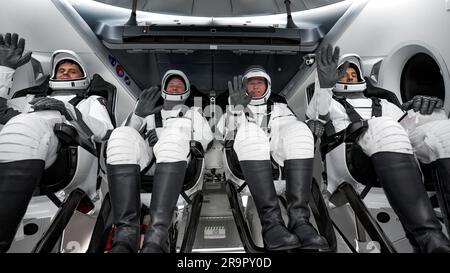 Lancement de SpaceX Crew-6 de la NASA - les astronautes s'infilent à la LC-39A. Les astronautes SpaceX Crew-6 de la NASA sont fixés dans leurs sièges à l'intérieur du vaisseau spatial Dragon Endeavour. De gauche à droite se trouvent Andrey Fedyaev, cosmonaute et spécialiste de mission de Roscosmos; l'astronaute de la NASA Warren Hoburg, pilote; l'astronaute de la NASA Stephen Bowen, commandant de l'engin spatial; et l'astronaute et spécialiste de mission du Sultan Alneyadi (Émirats arabes Unis). Les astronautes de l'équipage 6 se lanceront à bord de la Station spatiale internationale à bord de l'équipage Dragon Endeavour sur un SpaceX Falcon 9. Le lancement est prévu pour 12 h 34 Est sur 2 mars à partir de Launch Complex 39A Banque D'Images