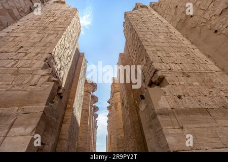 Entrée principale du complexe du temple de Karnak à Louxor Banque D'Images