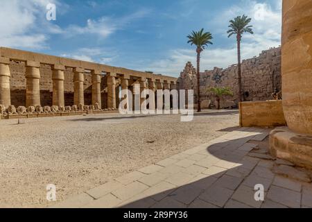 Grande Cour à Karnak, Louxor Banque D'Images