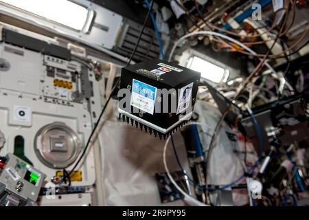 . Iss068e075598 (3/17/2023) - Une vue sur le cube d'expérience des cubes de glace #6 – mission Kirara, dans le module Columbus à bord de la Station spatiale internationale (ISS). L'expérience des cubes de glace Cube #6 – Kirara est une validation en orbite d'un incubateur pour la croissance des cristaux de protéines en microgravité pour de futures opportunités commerciales. Cette première mission de démonstration comprend des protéines pour sept entreprises et instituts de recherche différents. Banque D'Images