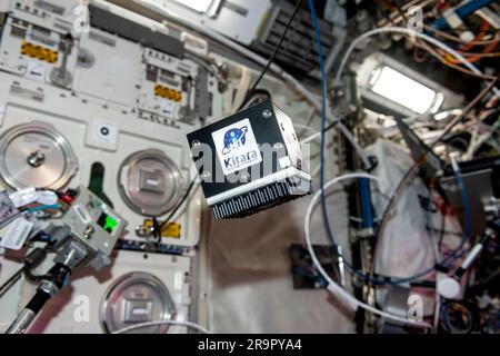 . Iss068e075597 (3/17/2023) - Une vue du cube d'expérience des cubes de glace #6 – mission Kirara, dans le module Columbus à bord de la Station spatiale internationale (ISS). L'expérience des cubes de glace Cube #6 – Kirara est une validation en orbite d'un incubateur pour la croissance des cristaux de protéines en microgravité pour de futures opportunités commerciales. Cette première mission de démonstration comprend des protéines pour sept entreprises et instituts de recherche différents. Banque D'Images