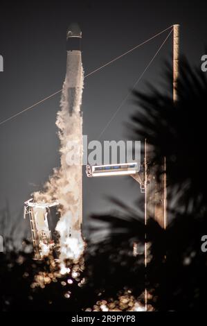 NASA/SpaceX Crew-6 Liftoff. Une fusée SpaceX Falcon 9 se soulève du plateau au Launch Complex 39A à 12:34 Est sur 2 mars 2023 transportant le vaisseau spatial Dragon Endeavour pour la mission Crew-6 de la NASA à la Station spatiale internationale. À bord du Dragon se trouvent les astronautes de la NASA, Stephen Bowen, commandant de vaisseau spatial, et Woody Hoburg, pilote, Avec les spécialistes de mission Sultan Alneyadi, astronaute des Émirats arabes Unis et Andrey Fedyaev, cosmonaute de Roscosmos. L’équipage-6 est la sixième mission de rotation d’équipage avec SpaceX jusqu’à la station, et le septième vol de Dragon avec des gens dans le cadre du Commer de l’agence Banque D'Images