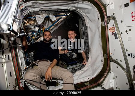 Expédition 69 les ingénieurs de vol Sultan Alneyadi et Woody Hoburg effectuent la maintenance à l'intérieur des modules Unity et Tranquility de l'ISS. Banque D'Images