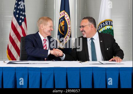 Bill Nelson et le secrétaire Miguel Cardona ont signé un protocole d'entente au siège de la NASA le 24 mai 2023, renforçant la coopération avec le ministère de l'éducation pour faire progresser l'éducation EN STIM à travers les États-Unis Banque D'Images