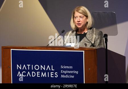 Célébration du 17 50th anniversaire d'Apollo. L'administrateur adjoint de la NASA, PAM Melroy, prononce un discours lors d'un événement célébrant le 50th anniversaire de la mission Apollo 17, le mercredi 14 décembre 2022, aux National Academies of Science à Washington. L'équipage de trois astronautes d'Apollo 17 - le commandant Eugene Cernan, le pilote de module lunaire Harrison Schmitt et le pilote de module de commandement Ronald Evans, ont entrepris la dernière mission du programme Apollo pour faire atterrir des humains sur la Lune en décembre 1972. Cernan et Schmitt ont passé trois jours sur la surface lunaire pour recueillir des échantillons et réaliser des expériences scientifiques Banque D'Images