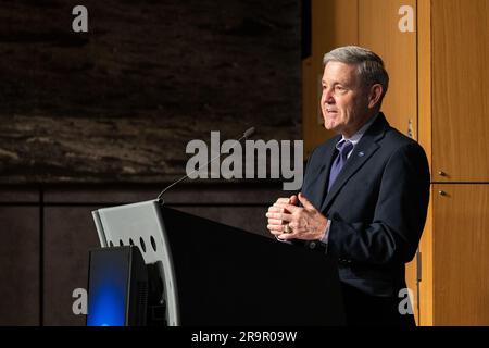 Bob Cabana, administrateur associé de la NASA, prononce un discours pendant la Lune à l'hôtel de ville de mars le 18 mai 2023, au siège de la NASA à Washington. Banque D'Images