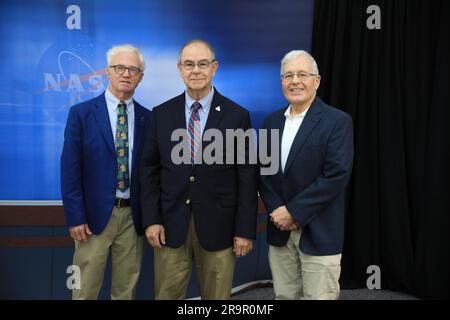 Le Kennedy Space Center a célébré les nouveaux chroniqueurs intronisés le 1er mai 2023 au NASA News Center en Floride. Red Huber, Bob Granath et Mark Kramer ont été reconnus pour leur contribution à long terme aux nouvelles et aux communications couvrant l'exploration spatiale américaine depuis Kennedy. Les lauréats rejoignent 79 chroniqueurs précédents dont les noms sont affichés dans le Bull Pen, où les médias se rassemblent lors des lancements. Banque D'Images
