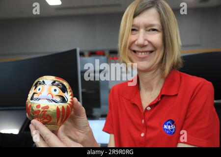 Kathy Lueders et Charlie Blackwell-Thompson. Charlie Blackwell-Thompson, directeur du lancement d'Artemis et administrateur associé de la Direction de la mission des opérations spatiales de la NASA, Kathryn Lueders, termine la coloration dans l'autre œil de la poupée Daruma japonaise pour souligner le succès de la mission Artemis I le 20 décembre, 2022 dans la salle de tir 1 du centre de contrôle de lancement Rocco A. Petrone au Kennedy Space Center de la NASA en Floride. L'Agence japonaise d'exploration aérospatiale a remis une poupée Daruma à Lueders et à l'administrateur associé de la Direction de la mission de développement des systèmes d'exploration, Jim Free, en tant que tok Banque D'Images