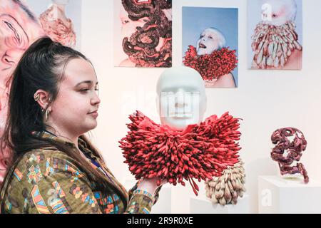 Londres, Royaume-Uni, 28th juin 2023. Lily Workman, designer textile multimédia, avec sa collection de pièces qui humanisent les curiosités morbides. Les diplômés et les étudiants présentent leur travail à New Designers. Les diplômés et les étudiants présentent leur travail à New Designers. New Designers est une vitrine annuelle du talent de design émergent le plus innovant du Royaume-Uni. Depuis sa création il y a 38 ans, New Designers a fourni une plate-forme à plus de 3 000 diplômés pour présenter leurs idées visionnaires aux professionnels de l'industrie et au public chaque année. L'événement a lieu sur deux semaines, avec différentes disciplines highligh Banque D'Images