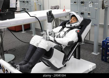 Sultan Alneyadi, membre de l’équipage SpaceX Crew-6 de la NASA, astronaute des eau et spécialiste de mission, vérifie sa combinaison spatiale dans la salle de costume de l’équipage au Neil Armstrong Operations and Checkout Building, Kennedy Space Center, Floride, le 26 février 2023. Les astronautes Crew-6 se préparent au lancement vers l’ISS à bord du vaisseau spatial Dragon de SpaceX sur une fusée Falcon 9 du complexe de lancement 39A. Le lancement a été nettoyé. Crew-6 est la sixième mission SpaceX Crew rotation et le septième vol Crewed Dragon. Banque D'Images