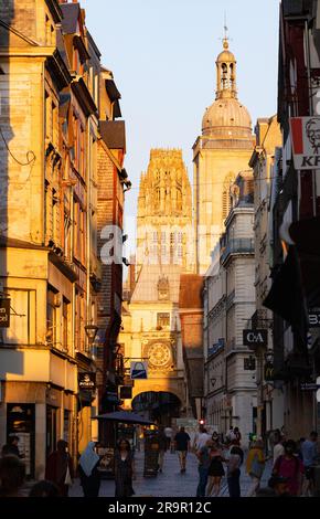 Grande horloge, Rouen au coucher du soleil ; horloge du 14th siècle avec son clocher à droite et la tour de la cathédrale de Rouen derrière ; scène de rue Rouen Normandie France Banque D'Images