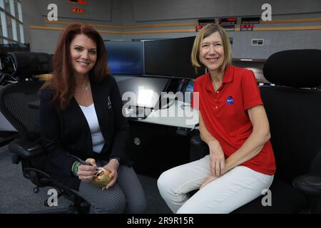 Kathy Lueders et Charlie Blackwell-Thompson. Charlie Blackwell-Thompson, directeur du lancement d'Artemis et administrateur associé de la Direction de la mission des opérations spatiales de la NASA, Kathryn Lueders, termine la coloration dans l'autre œil de la poupée Daruma japonaise pour souligner le succès de la mission Artemis I le 20 décembre, 2022 dans la salle de tir 1 du centre de contrôle de lancement Rocco A. Petrone au Kennedy Space Center de la NASA en Floride. L'Agence japonaise d'exploration aérospatiale a remis une poupée Daruma à Lueders et à l'administrateur associé de la Direction de la mission de développement des systèmes d'exploration, Jim Free, en tant que tok Banque D'Images