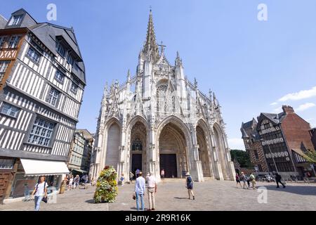 Eglise Saint Maclou, église d'architecture gothique de 15th siècles sous le soleil d'été, place Barthelemy, Rouen Normandie France Europe Banque D'Images