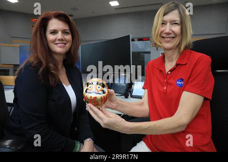 Kathy Lueders et Charlie Blackwell-Thompson. Charlie Blackwell-Thompson, directeur du lancement d'Artemis et administrateur associé de la Direction de la mission des opérations spatiales de la NASA, Kathryn Lueders, termine la coloration dans l'autre œil de la poupée Daruma japonaise pour souligner le succès de la mission Artemis I le 20 décembre, 2022 dans la salle de tir 1 du centre de contrôle de lancement Rocco A. Petrone au Kennedy Space Center de la NASA en Floride. L'Agence japonaise d'exploration aérospatiale a remis une poupée Daruma à Lueders et à l'administrateur associé de la Direction de la mission de développement des systèmes d'exploration, Jim Free, en tant que tok Banque D'Images