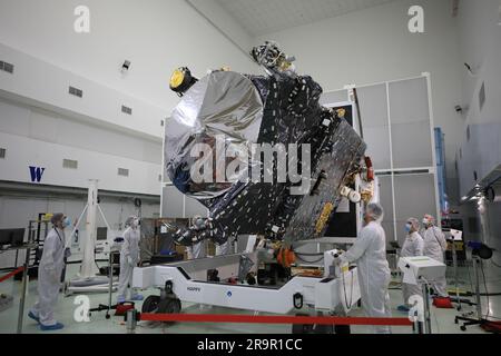 Les techniciens effectuent la rotation du vaisseau spatial Psyché de la NASA pendant le traitement de pré-lancement à Astrotech Space Operations Facility, Kennedy Space Center, Floride, le 8 décembre 2022. Le vaisseau spatial sera lancé sur un SpaceX Falcon Heavy depuis le Launch Complex 39A au plus tôt le 10 octobre 2023, en utilisant la propulsion solaire-électrique pour parcourir 1,5 milliards de kilomètres jusqu'à l'astéroïde Psyché en 2026. La direction de la mission est assurée par l'Arizona State University avec le soutien de JPL, Maxar et LSP. Banque D'Images