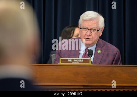 Audience sur la demande de budget de l'exercice 2024 de la Chambre. Le président des crédits de la maison, Hal Rogers, R-Ky., interroge l'administrateur de la NASA, Bill Nelson, lors d'une audience sur les crédits de la maison sur la demande de budget de l'exercice 2024, mercredi, 19 avril 2023, à l'immeuble Rayburn House à Washington. Banque D'Images