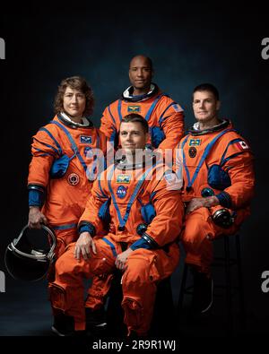 . DATE DE LA PHOTO: 29 mars 2023. EMPLACEMENT : Bldg. 8, salle 183 - Studio photo. OBJET: Portrait officiel de l'équipage d'Artemis II, de gauche à droite: Christina Koch, Victor Glover, Reid Wiseman, astronaute de l'Agence spatiale canadienne Jeremy Hansen. PHOTOGRAPHE: Josh Valcarcel Banque D'Images