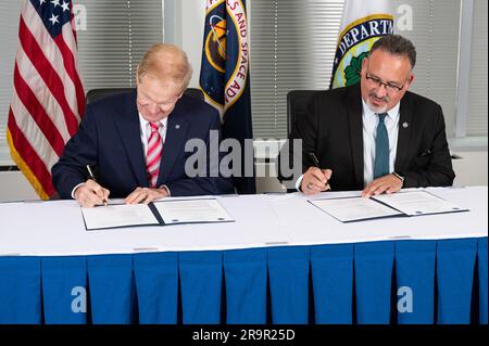 Bill Nelson et le secrétaire Miguel Cardona ont signé un protocole d'accord le 24 mai 2023 au siège de la NASA à Washington, D.C. pour renforcer la collaboration et promouvoir l'éducation STEM à l'échelle nationale. Banque D'Images