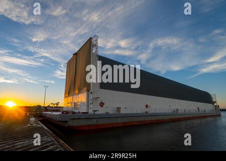 . Les équipes du centre de montage Michoud de la NASA à la Nouvelle-Orléans déplacent le matériel de vol de la section des moteurs à la barge Pegasus de l'agence, le dimanche 4 décembre. La barge traversera la section moteur de la fusée SLS (Space Launch System) de la NASA pour Artemis III au Kennedy Space Center de l’agence en Floride. Une fois sur place, les équipes de Kennedy termineront la mise en place de la section des moteurs, qui comprend la queue du noyau de 212 mètres de haut de la fusée, avant de l’intégrer au reste de la scène. À partir de la production d'Artemis III, la NASA et l'entrepreneur principal Boeing utiliseront Michoud, où le SL Banque D'Images
