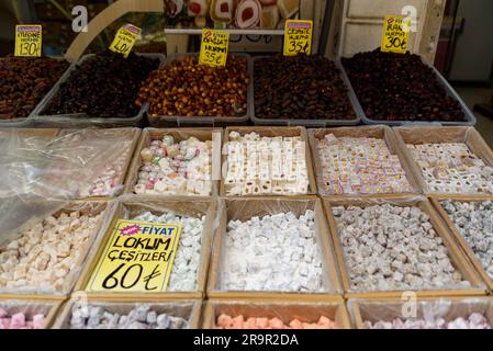 Istanbul - Turquie - 20 mai 2023 : des bonbons turcs traditionnels sont vus dans un bazar dans la rue Banque D'Images