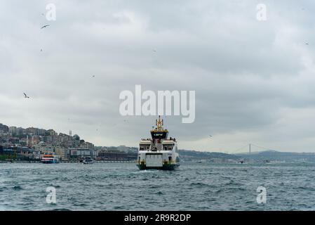 Istanbul, Turquie - 14 Mat 2023 : le ferry en ligne traverse le canal de la Corne d'Or et le paysage urbain au coucher du soleil. Transports en commun à Istanbul. TRAV Banque D'Images