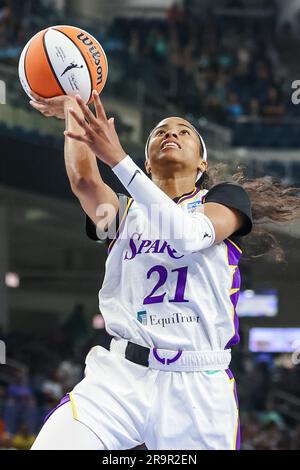 Chicago, États-Unis. 28th juin 2023. Chicago, États-Unis, 28 juin 2023: Jordin Canada (21 Los Angeles Sparks) tente une mise à pied pendant le match entre le ciel de Chicago et les parcs de Los Angeles le mercredi 28 juin 2023 à Wintrust Arena, Chicago, États-Unis. (PAS D'UTILISATION COMMERCIALE) (Shaina Benhiyoun/SPP) crédit: SPP Sport Press photo. /Alamy Live News Banque D'Images