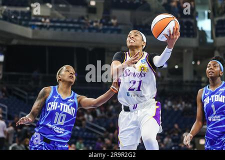 Chicago, États-Unis. 28th juin 2023. Chicago, États-Unis, 28 juin 2023: Jordin Canada (21 Los Angeles Sparks) tente une mise à pied pendant le match entre le ciel de Chicago et les parcs de Los Angeles le mercredi 28 juin 2023 à Wintrust Arena, Chicago, États-Unis. (PAS D'UTILISATION COMMERCIALE) (Shaina Benhiyoun/SPP) crédit: SPP Sport Press photo. /Alamy Live News Banque D'Images