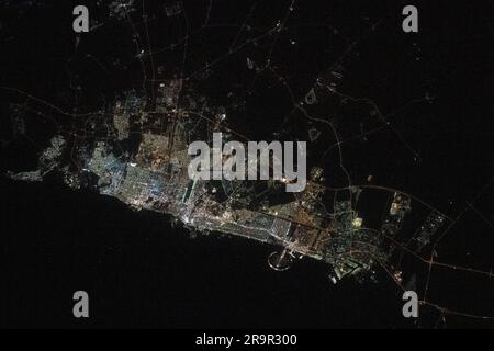 L'équipage de l'expédition 68 à bord de la Station spatiale internationale a capturé une image de Dubaï, aux Émirats arabes Unis, montrant les lumières de la ville le long de la côte du golfe Persique à 258 miles au-dessus de la Terre le 4 décembre 2022. Banque D'Images