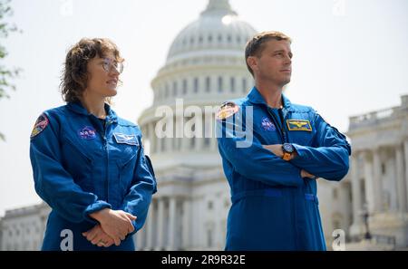 Disponibilité des supports Artemis II Crew. Les astronautes de la NASA Christina Hammock Koch, à gauche, et Reid Wiseman sont vus lors d'une réunion de presse, jeudi, 18 mai 2023, sur le terrain de Capitol Hill, à Washington. Wiseman, Hammock Koch, ainsi que l'astronaute de la NASA Victor Glover et l'astronaute de l'ASC (Agence spatiale canadienne) Jeremy Hansen, qui voleront autour de la Lune lors de l'essai en vol Artemis II de la NASA, se sont rendus à Washington pour discuter de leur prochaine mission avec des membres du Congrès et d'autres. Banque D'Images