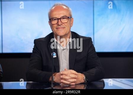 Conférence de presse de SWOT Prelaunch. Thierry Lafon, directeur de projet SWOT au CNES, participe à une conférence de presse pré-lancement organisée par la NASA, SpaceX et l’agence spatiale française Centre National d’études Spatiales (CNES) pour la mission de topographie des eaux de surface et des océans (SWOT) le 14 décembre 2022 à la base spatiale de Vandenberg en Californie. SWOT doit lancer une fusée SpaceX Falcon 9 à partir du complexe de lancement spatial 4 est à Vandenberg le 15 décembre 2022, à 3 h 46 HNP. SWOT sera la première étude mondiale de la NASA sur la quasi-totalité de l’eau à la surface de la Terre. Les scientifiques prévoient d'utiliser ses observations pour bett Banque D'Images