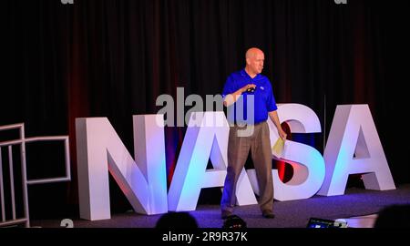 La NASA parle. Tim Dunn, directeur du lancement de la NASA pour le Programme des services de lancement, s'adresse aux participants au cours d'un programme interne de partage des connaissances organisé par le lancement de leaders à l'Institut d'apprentissage Kennedy sur 3 mai 2023. Launching leaders est un groupe de ressources pour les employés qui s'efforce d'identifier les opportunités d'impliquer les professionnels émergents au Kennedy Space Center afin de stimuler la croissance des compétences en leadership, d'augmenter la satisfaction globale des employés et d'améliorer la fidélisation. Banque D'Images