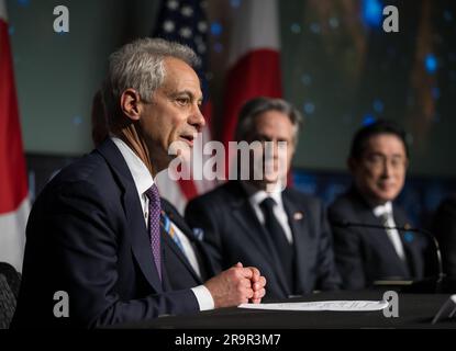 Signature de l'Accord spatial des États-Unis et du Japon. ÉTATS-UNIS L'ambassadeur au Japon, Rahm Emanuel, prononce des remarques après les États-Unis La secrétaire d'État, Antony Blinken et la ministre des Affaires étrangères du Japon, l'honorable Hayashi Yoshimasa, ont signé un accord qui s'appuie sur une longue tradition de collaboration dans le domaine de l'exploration spatiale entre les États-Unis et le Japon, le vendredi 13 janvier 2023, au siège social de la NASA Mary W. Jackson, à Washington. «L'Accord-cadre entre le Gouvernement japonais et le Gouvernement des États-Unis d'Amérique pour la coopération en matière d'exploration et d'utilisation de l'espace extra-atmosphérique, Includin Banque D'Images