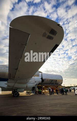 Transfert MPLM vers Super GuppY. Le module de logistique polyvalent (MPLM), utilisé pendant le programme de la navette spatiale pour transférer du fret à destination et en provenance de la Station spatiale internationale, est chargé dans l'avion Super GuppY de la NASA à la piste de l'installation de lancement et d'atterrissage au Centre spatial Kennedy, en Floride, sur 25 avril 2023. Le MPLM sera transporté à Ellington Field, à Houston, où il sera ensuite transporté par route jusqu’à l’installation d’Axiom près d’Ellington, afin d’être utilisé pour poursuivre la commercialisation de l’espace. Trois MPLM ont été construits par Thales Alenia Space Italia (TASI) pour l'Agence spatiale italienne (ASI) A. Banque D'Images