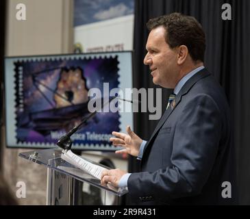 Cérémonie d'émission du timbre JWST. Lee Feinberg, responsable des éléments du télescope optique Webb du Goddard Space Flight Centre de la NASA, a prononcé un discours lors de la première journée de publication du nouveau timbre du Service postal des États-Unis célébrant le télescope spatial James Webb (JWST) de la NASA, le jeudi 8 septembre 2022, au Smithsonian’s National postal Museum à Washington. Le timbre, qui présente une illustration de l’observatoire, honore la mission de Webb d’explorer l’inconnu dans notre univers – résoudre les mystères de notre système solaire, regarder au-delà des mondes éloignés autour d’autres étoiles, et sonder les structures Banque D'Images