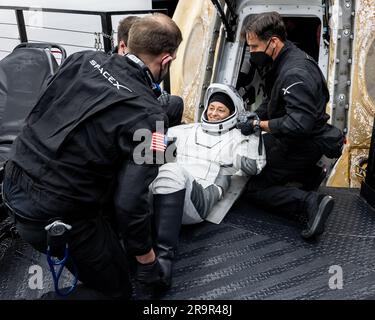 Les astronautes SpaceX Crew-5 de la NASA Nicole Mann, Josh Cassada, Anna Kikina et Koichi Wakata sont retournés sur Terre le 11 mars 2023, atterrissant dans le golfe du Mexique près de Tampa, en Floride, à bord du SpaceX Dragon Endurance après 157 jours sur l’ISS pour l’expédition 68. Banque D'Images