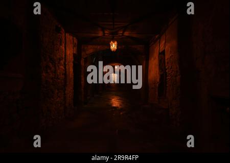 Rue obscure en Villefranche sur mer - Côte d'Azur Banque D'Images