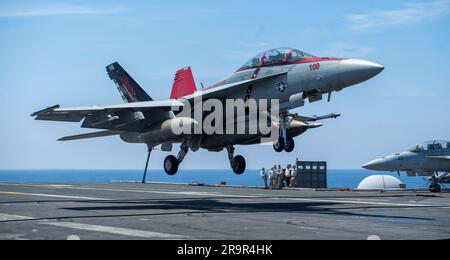 San Diego, États-Unis. 16 mai 2023. Un avion de chasse F/A-18F Super Hornet de la marine américaine, avec le combat Redcocks of Strike Fighter Squadron 22, atterrit sur le pont de vol du porte-avions de la classe Nimitz USS Nimitz, 16 mai 2023, en mer des Philippines. Crédit : MC2 Justin McTaggart/US Navy/Alamy Live News Banque D'Images