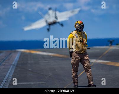 USS Nimitz, eaux internationales. 18 juin 2023. A ÉTATS-UNIS L'équipage du pont de vol de la Marine surveille le pont de vol après le décollage d'un avion de chasse F/A-18F Super Hornet du porte-avions de la classe Nimitz USS Nimitz en cours d'opérations de routine, 18 juin 2023 sur l'océan Pacifique. Crédit : MC2 Justin McTaggart/U.S. Navy photo/Alay Live News Banque D'Images