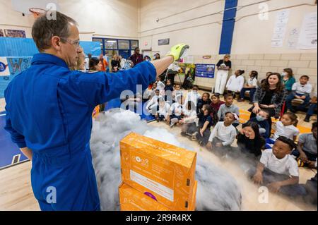 Le SpaceX Crew-3 de la NASA visite l'école élémentaire Amidon-Bowen. Tom Marshburn, astronaute SpaceX Crew-3 de la NASA, participe à une démonstration STEM lors d’une visite à l’école élémentaire Amidon-Bowen, le jeudi 8 décembre 2022, à Washington. Banque D'Images