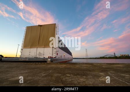 . Les équipes du centre de montage Michoud de la NASA à la Nouvelle-Orléans déplacent le matériel de vol de la section des moteurs à la barge Pegasus de l'agence, le dimanche 4 décembre. La barge traversera la section moteur de la fusée SLS (Space Launch System) de la NASA pour Artemis III au Kennedy Space Center de l’agence en Floride. Une fois sur place, les équipes de Kennedy termineront la mise en place de la section des moteurs, qui comprend la queue du noyau de 212 mètres de haut de la fusée, avant de l’intégrer au reste de la scène. À partir de la production d'Artemis III, la NASA et l'entrepreneur principal Boeing utiliseront Michoud, où le SL Banque D'Images