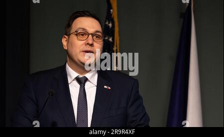 République tchèque Signature des accords Artémis. Le ministre des Affaires étrangères de la République tchèque, Jan Lipavský, prononce un discours avant la signature des accords d'Artémis, mercredi, 3 mai 2023, au siège de la NASA Mary W. Jackson à Washington DC. La République tchèque est le vingt-quatrième pays à signer les accords d'Artemis, qui établissent un ensemble de principes pratiques pour guider la coopération en matière d'exploration spatiale entre les pays participant au programme Artemis de la NASA. Banque D'Images