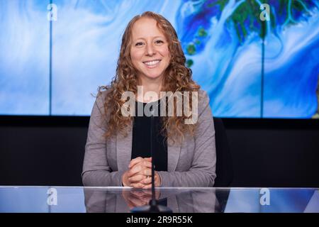 Conférence de presse de SWOT Prelaunch. Julianna Scheiman, directrice des missions civiles par satellite SpaceX, participe à une conférence de presse pré-lancement organisée par la NASA, SpaceX et l'agence spatiale française Centre National d'études Spatiales (CNES) pour la mission de topographie des eaux de surface et des océans (SWOT) le 14 décembre 2022 à la base spatiale de Vandenberg en Californie. SWOT doit lancer une fusée SpaceX Falcon 9 à partir du complexe de lancement spatial 4 est à Vandenberg le 15 décembre 2022, à 3 h 46 HNP. SWOT sera la première étude mondiale de la NASA sur la quasi-totalité de l’eau à la surface de la Terre. Les scientifiques prévoient d'utiliser son ob Banque D'Images