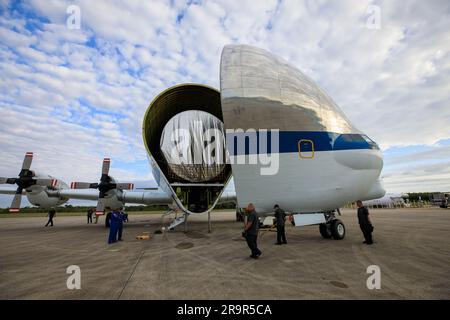 Transfert MPLM vers Super GuppY. Le module de logistique polyvalent (MPLM), utilisé pendant le programme de la navette spatiale pour transférer du fret à destination et en provenance de la Station spatiale internationale, est chargé dans l'avion Super GuppY de la NASA à la piste de l'installation de lancement et d'atterrissage au Centre spatial Kennedy, en Floride, sur 25 avril 2023. Le MPLM sera transporté à Ellington Field, à Houston, où il sera ensuite transporté par route jusqu’à l’installation d’Axiom près d’Ellington, afin d’être utilisé pour poursuivre la commercialisation de l’espace. Trois MPLM ont été construits par Thales Alenia Space Italia (TASI) pour l'Agence spatiale italienne (ASI) A. Banque D'Images