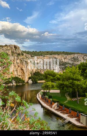 Vouliagmeni, Lac d'eau minérale Radionique près d'Athen, Grèce. Banque D'Images