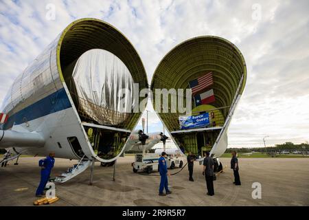 Transfert MPLM vers Super GuppY. Le module de logistique polyvalent (MPLM), utilisé pendant le programme de la navette spatiale pour transférer du fret à destination et en provenance de la Station spatiale internationale, est chargé dans l'avion Super GuppY de la NASA à la piste de l'installation de lancement et d'atterrissage au Centre spatial Kennedy, en Floride, sur 25 avril 2023. Le MPLM sera transporté à Ellington Field, à Houston, où il sera ensuite transporté par route jusqu’à l’installation d’Axiom près d’Ellington, afin d’être utilisé pour poursuivre la commercialisation de l’espace. Trois MPLM ont été construits par Thales Alenia Space Italia (TASI) pour l'Agence spatiale italienne (ASI) A. Banque D'Images